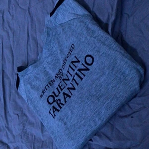 Topp med print ⚡️ - En topp med print i stl XS 💥 toppen är i gott skick! Säljes för 79kr + frakt 