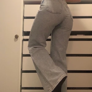 Jeans  - Hejsan, Säljer även dessa jeans från Monki med hål i knäna. Jeansen är i storlek 27🥰 Knappt använda:) Pris: 70kr plus frakt