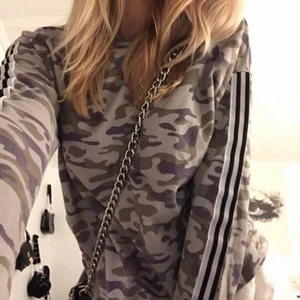 💚🤍Snygg militär collage tröja 💚🤍 - Collage tröja från ”River island”med Militär mönster och svart vita ränder  från axlarna och ner på ärmen 💚