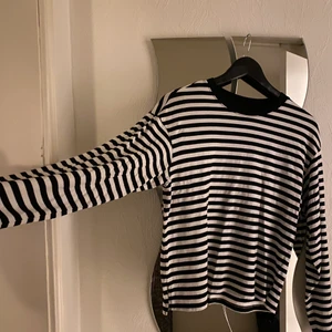 Randig tröja  - Super fin tröja ifrån monki i stl xs men passar mer som s/m alltså är den ganska stor i stl. I fint skick❤️❤️ säljer då den ej kommer till användning 