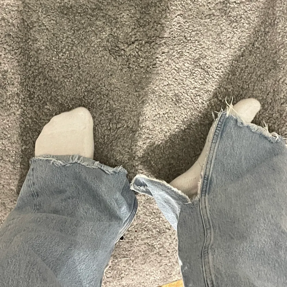 Säljer mina suuuper fina Wide leg jeans från zara då de tyvärr inte kommer till användning längre.. säljer för 150kr + 70kr i frakt. Jeans & Byxor.