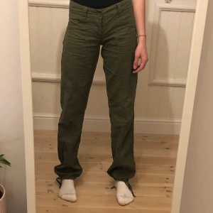 Y2K byxor  - Lågmidjade byxor i en olivgrön färg. Jag älskar de här byxorna men känner att det är tid att sälja dem! Man kan dra åt nederdelen på byxorna för att göra de kortare eller längre. Köpt på secondhand. 
