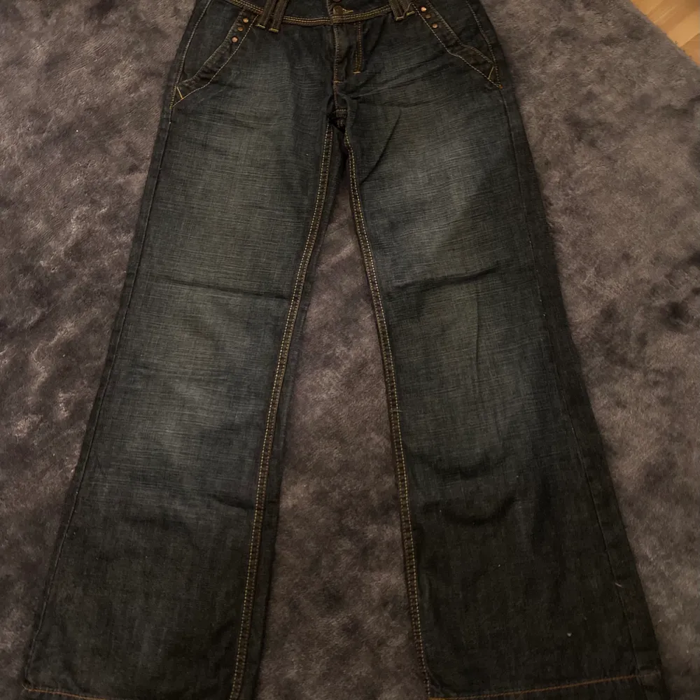 Jag säljer ett par yk2 jeans, dom är lång midjade! Inga fläckar, har även två knappar❤️  . Jeans & Byxor.
