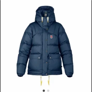Fjällräven jacka. - Är en jacka som är köpt här på plick, har två små skråmor men som knappt syns. Skriv för att jag ska skicka bild på de😊. Men allmänt en väll behållen jacka som är jättefin, men kommer ej till användning. Möts i Stockholm enbart, inte fraktas. 