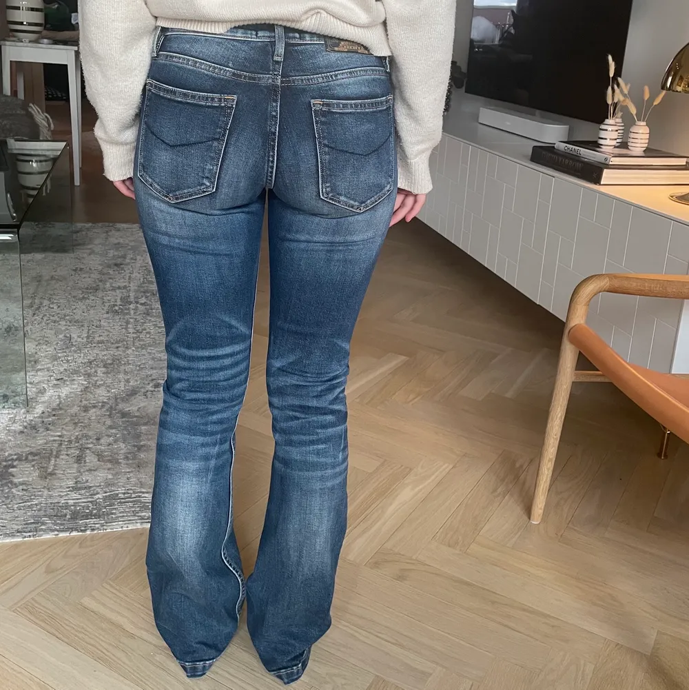 Lågmidjade jeans från crocker i bra skick, storlek 27/31. Passar mig bra som är 165 cm. Jeans & Byxor.