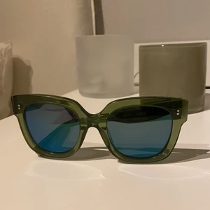 CHIMI kiwi #008 - Säljer dessa från den utgångna core kollektionen. De är i färgen kiwi med spegelglas, jättecoola och du får såklart fodral med❤️‍🔥 skriv om du är intresserad❤️