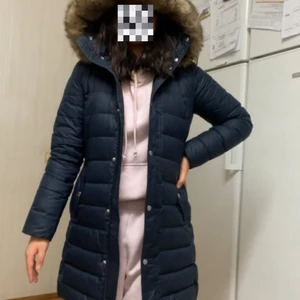 TOMMY HILFIGER JACKA, DAM , M - Super bra skick, håller dig varm nu i vintertider, knappt använd 