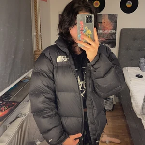 the north face jacka - Dags att sälja min snygga tnf jacka i storlek S (passar M också), då jag köpt en ny. Finns ett litet hål i jackan, fråga om fler bilder så skickar jag 