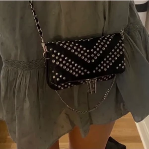Zadig väska nano  -  Supersnygg Zadig väska i modellen Nano med nitar. Väldigt fint skick! Så fin i jul eller nyår! Inga defekter alls och dustbag medföljer självklart! Första och sista bilderna är lånade men det är fortfarande samma väska som säljs! ❤️ pris kan diskuteras!