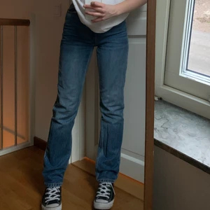 Monki jeans  - Mörkblåa högmidjade jeans från Monki! Storlek 24 och är ganska små i midjan. Inte så vida utan mer raka i benen. Fint skick! Frakt tillkommer 