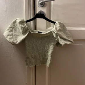 Topp  - Topp grön från Ginatricot 