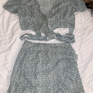 Sommar-set - Ett sommar-set med kjol och blus från shein! Köptes i somras men bara kommit till användning 1 gång. Storlek M och passar från xs-m. Säljer setet för 90kr men kan delarna kan säljas separat om så önskas!🤍🤍