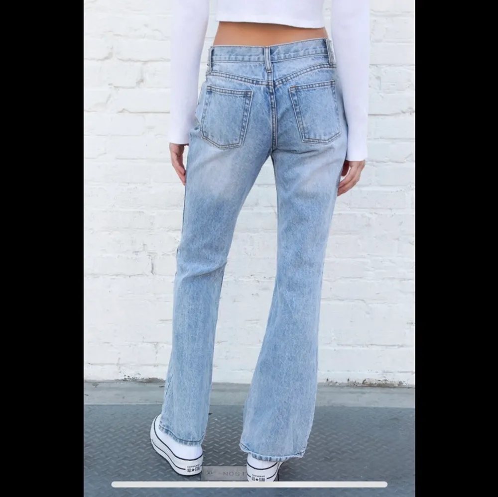Säljer ett par superfina helt oanvändna jeans från Brandy Melville ✨✨ de var tyvärr aningen för små för mig.. skriv till mig privat för mer information! Frakt tillkommer.. Jeans & Byxor.