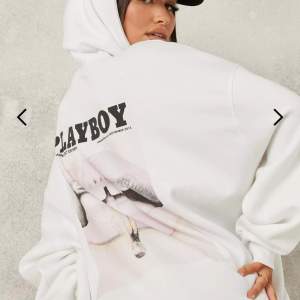 playboy hoodie i storlek 34 men den är VÄLDIGT oversized för att vara en 34a, 350+frakt eller mötas upp 🫶🏼