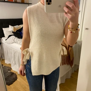 Mango tröja - Tröja från Mango med knytningar på båda sidorna, storlek M. Använd 1 gång.