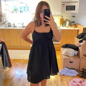En supergullig svart klänning med öppen rygg! Aldrig använd då den är för liten för mig! Från Weekday i storlek 38🖤👗 120kr + frakt 