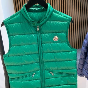 Moncler väst - Size 2 vilket motsvarar s/m. Bra skick. Kommer med tillhörande förvarings säck. Givetvis äkta 