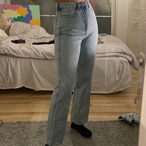 stentvättade raka jeans - Stentvättade ljusblå jeans med raka ben! Nästan i helt nytt skick, sitter bekvämt och formar fint efter kroppen! Från weekday och köpta för 500kr