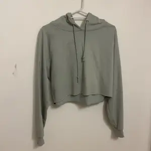 En grön croppad hoodie i strl xs (stor i storleken). Ifrån bikbok, nästan aldrig använd 