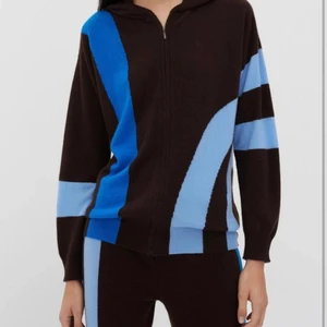 Cashmere set - Säljer mitt fina cashmere set från Chinti and Parker. Det är en hoodie med dragkedja och ett par matchande byxor till. De är i fint skick men har nopprat litegrann. Köpte för 3000kr totalt, väldigt cool design. Går att köpa separat då kostar hoodin: 700kr och byxorna 600kr. (Lånade bilder, ska infoga mina egna strax)