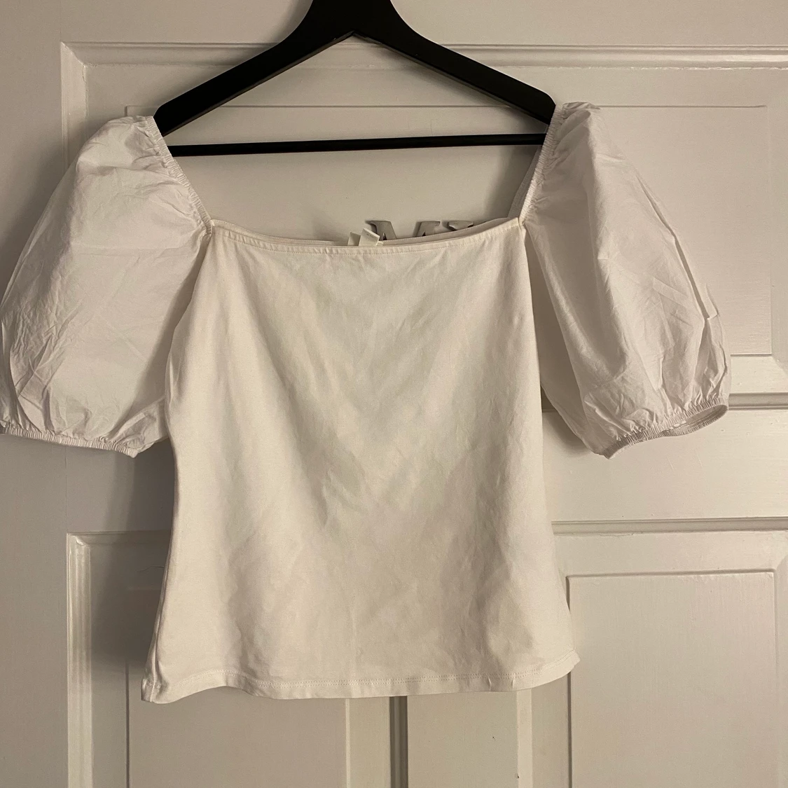 Vit topp med puffärm