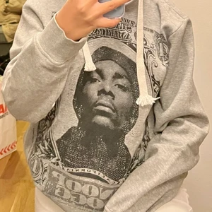 Hoodie - Oversized vintage hoodie med Snoop Dogg på framsidan💕💕 endast testad! #vintagehoodie #snoopdogg #vintage  Bilder tagna av min lillasyster🧸🤍