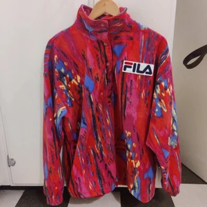 Fila fleecetröja - Super mysig och as ball vintage fila fleece som jag måste sälja för att få ihop slantar till reskassan. Storlek finns på bild och den sitter snyggt oversized på dem flesta. Buda, buda, buda!