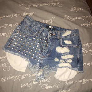 Jeans shorts  - Jeans shorts från BikBok i storlek XS,  använda fåtal gånger och är i bra kvalitet. (När vi möts upp sker er betalning via swich) Buda bara om du är en seriös köpare