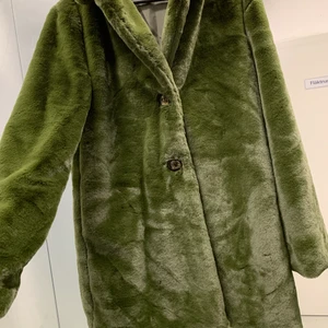 Varm kappa från Tyskland - En helt ny jacka från tyskland ( berlin ) köpte den för 59 euro , stolek S-M ( jackan är mörkare i verkligheten men blev ljus på bilderna ) 