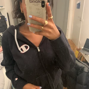 Champion Zip-hoodie - En svart Champion ziphoodie med litet tryck på vänster sida och vid vänster arm. Säljer pga slutat använda💕