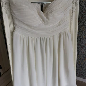 Klänning strl s - Vit axelbandslös klänning från märket Rare storlek uk 10, motsvarande small.                              Köparen står för eventuell frakt, skickar med billigaste alternativet eller annat enligt önskemål ☺️