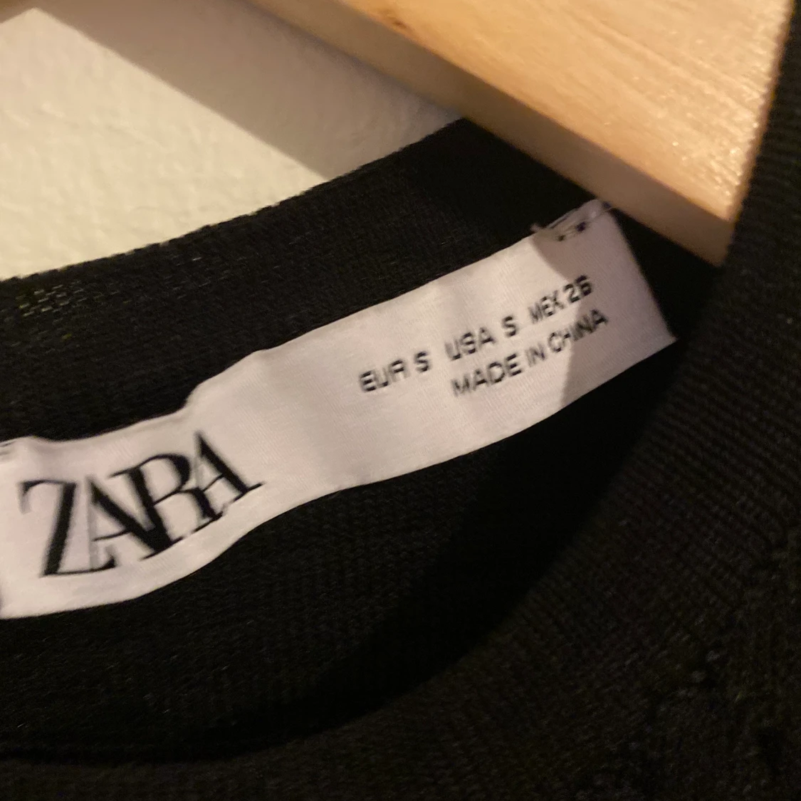 Svart t-shirt från zara med detaljer - 91