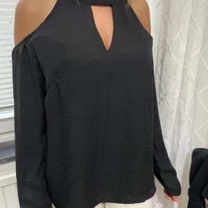 Blus/topp - En blus som passar fint till en utekväll eller om man vill klä upp sig lite finare