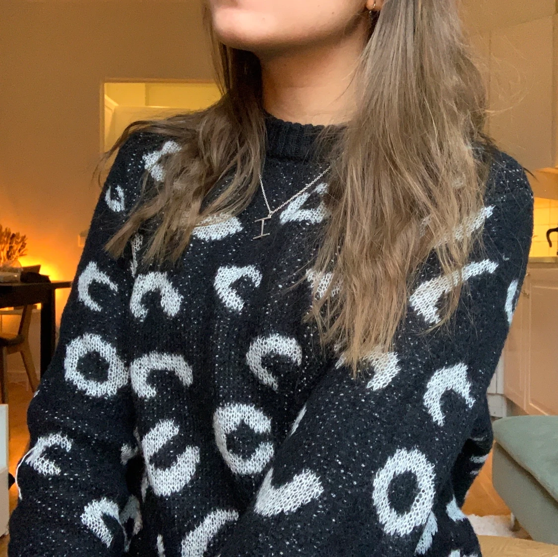 Stickad tröja Leo-mönster