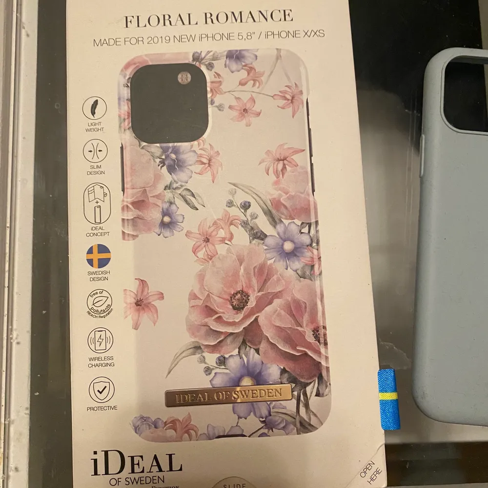 Ett iPhone 11 PRO skal från Ideal of Sweden. För ideal of Sweden skalet tar jag 150kr då det är helt. OBS! Holdit skalet är sålt . Övrigt.