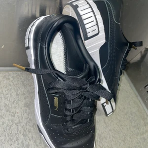 Helt nya senaste puma skor!!  - Aldrig andvända med kvitto och allt!! Säljer pågrund av att de var en present och inte riktigt min stil därför har jag aldrig andvänd dom!  