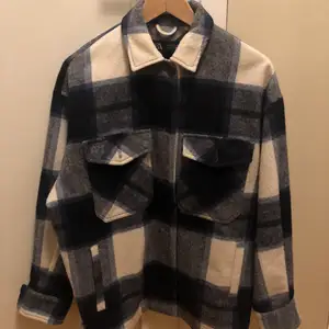 Säljer min fina overshirt från Zara. Använd 1 gång förra året. Jackan är oversized. Nypris 600-700kr( frakt priset ingår i det satta priset)