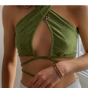 Volvigor - Topp från volvigor! Aldrig använd endast testad. Går att knyta på två olika sätt. Storlek S men passar även M. Säljs då den inte kommer till användning. Köparen står för frakt❤️‍🔥