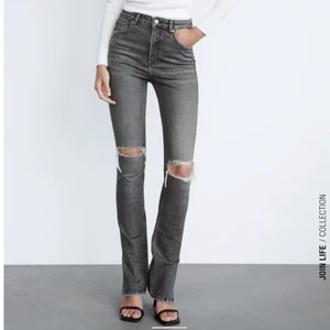 Gråa jeans med slit  - Gråa högmidjade zara jeans med slit nertill! Storlek är 32!🤎 Vid många intresserade blir det budgivning! Har klipp bort sömmen längst ner då dem var alldeles för långa 