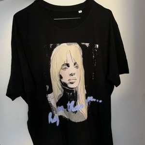Billie Eilish t-shirt - Helt oanvänd oversized t-shirt med Billie Eilish tryck! Hämtas i Kristineberg eller fraktas mot extra kostnad.