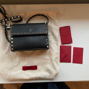 VALENTINO ROCKSTUD - Hej, jag säljer min valentinoväska som är av den mindremodellen med nitar på. Den är i bra skick och i bra kvalite. Äkthetsbevis finns och extra nitar tillkommer. Nypris är ca 12.000 kr. Skriv vid intresse eller vid frågor. Frakt ingår