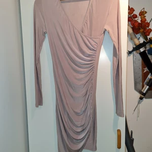 Nude ribbad klänning - Sexig tajt klänning, perfekt som bas för nyårsoutfit! 