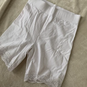 Spets Vita Biker shorts - Vita cykelbyxor med spets längst ner, storlek M