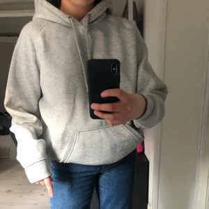 Grå hoodie - Skön grå hoodie men en najs luva i strl S, endast använd fåtal gånger! Köparen står för frakten🥰💕