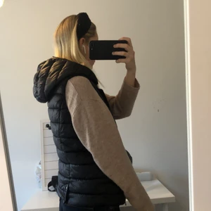 Väst med luva  - Snygg väst med avtagbar luva från mango, slutsåld på hemsidan. Köpt för något år sedan och använd Max en gång 💕