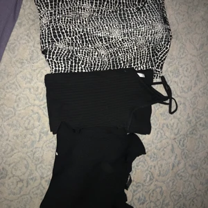 Två svarta klänningar och en byxdress  - Säljer två klänningar och en byxdress, allt är helt oanvänt nästan. Alla tre för 150kr, då jag bara vill bli av med det så säljer jag allt billigt. Fråga gärna om mer bilder ! 