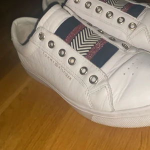 Tommy hilfiger  - Hej jag säljer mina skor för att de blev stora på mig har använt de några gånger bara de är mycket bekväma priset kan diskuteras!