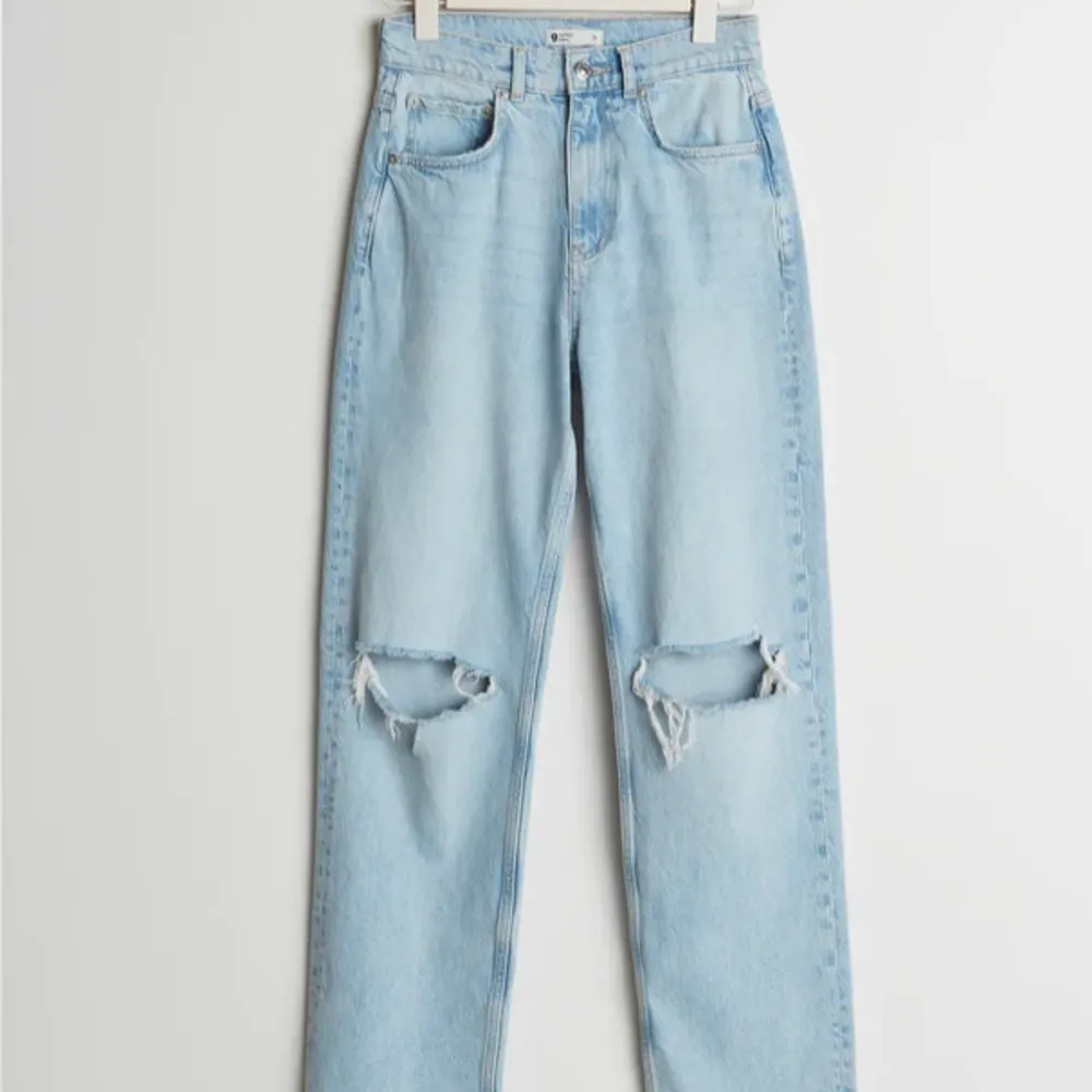Ett par jeans från Ginatricot som knappt är använda! Sjukt snygga och är som nya. . Jeans & Byxor.