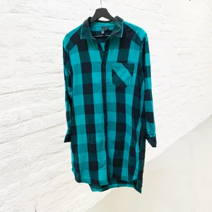 Långskjorta  - Lång härlig skjorta. Färgen på detaljbilden stämmer bättre med verkligheten. Den är grön och inte blå! 