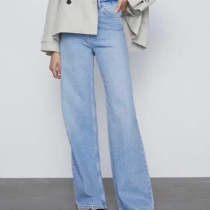 Slutsålda zara jeans  - Slutsålda jeans från zara (första bilden är endast modellen på jeansen, färgen ser ni på dom andra bilderna) Jättefint skick och väldigt sköna. Stl 32 ☘️ Budgivning från 150:-